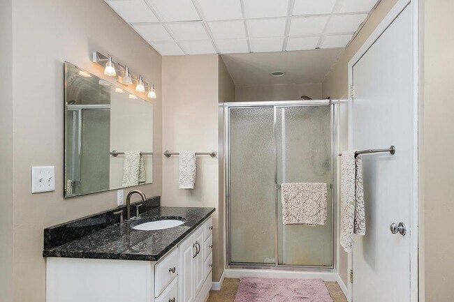 Building Photo - 12437 Cabin Dr