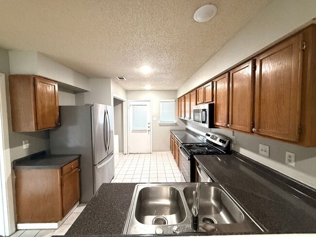 Building Photo - 1021-1023 Vera Court