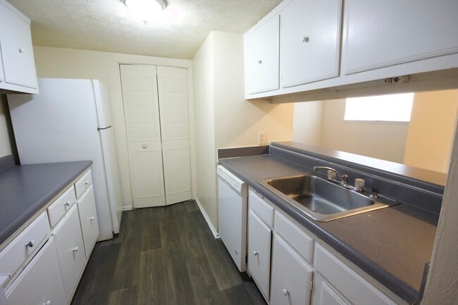 Building Photo - 120 Viking Ct