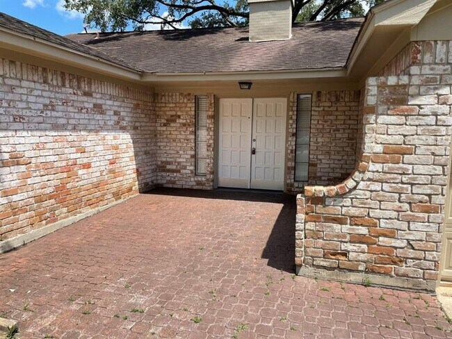 Building Photo - 12110 Pine Knoll Dr