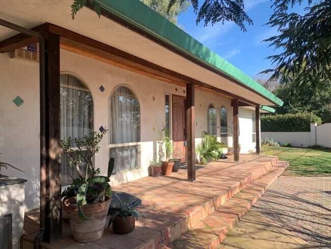 Foto del edificio - 1321-1321 E 8th St