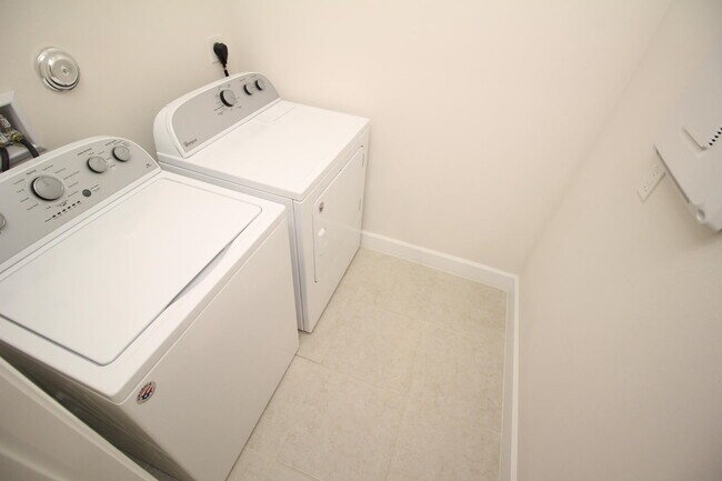 Building Photo - 9015 Kingsmoor Way