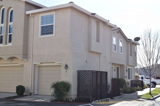 Building Photo - 1345 Incline Dr