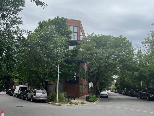 Building Photo - 2210 W Wabansia Ave