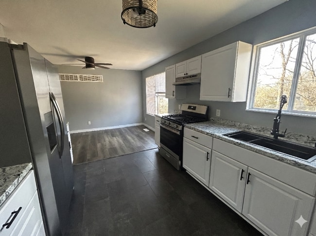 Building Photo - 10411 Royal Dr