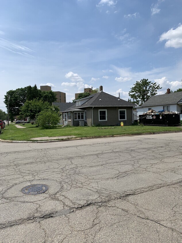 Building Photo - 257 Crosat