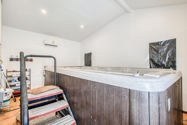 Building Photo - Beautiful House with 4 bed - 2 baths - office & covered big Jacuzzi