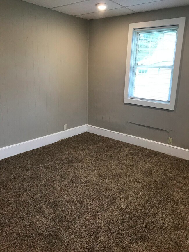 Building Photo - Updated 2 Bedroom 1 Bathroom home!  $750!