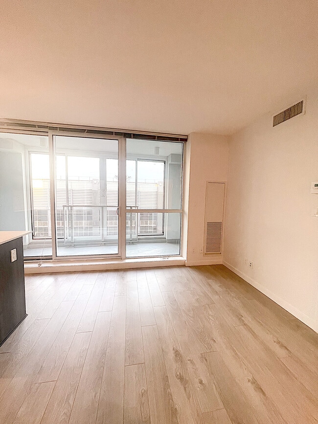 Building Photo - Centre South - 502