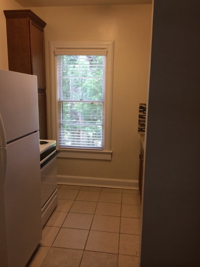 Building Photo - Margaret&#39;s Manor 919-A