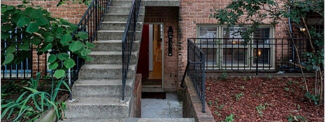 Building Photo - 1653 Park Rd NW