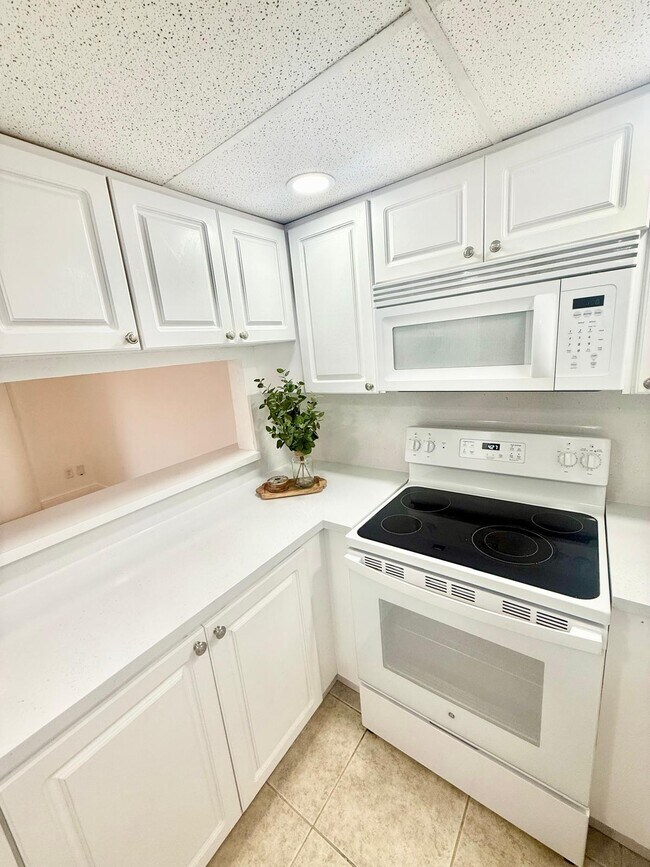 Photo - 984 W 40th St Apartment