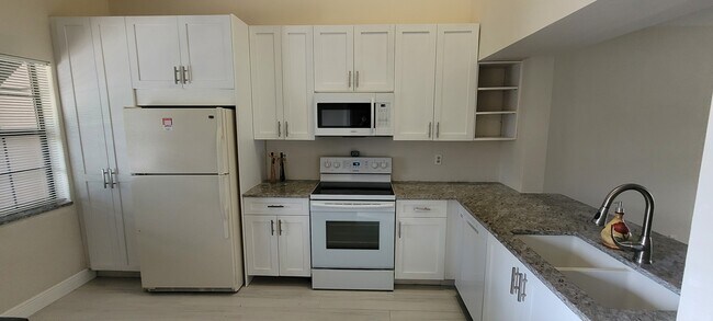 Ample Kitchen - 1639 Cypress Pointe Dr