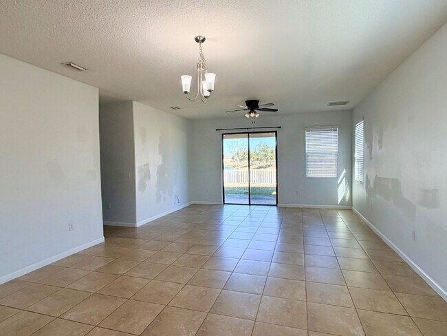 Foto del edificio - Stunning and spacious 5 bed, 2/5 bath in gated community in Melbourne