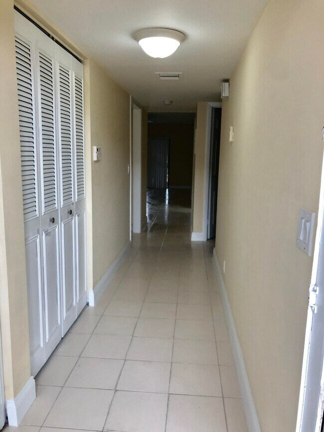 Foto del edificio - 5939 Forest Hill Blvd