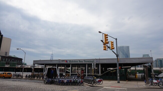 Building Photo - 77 River St