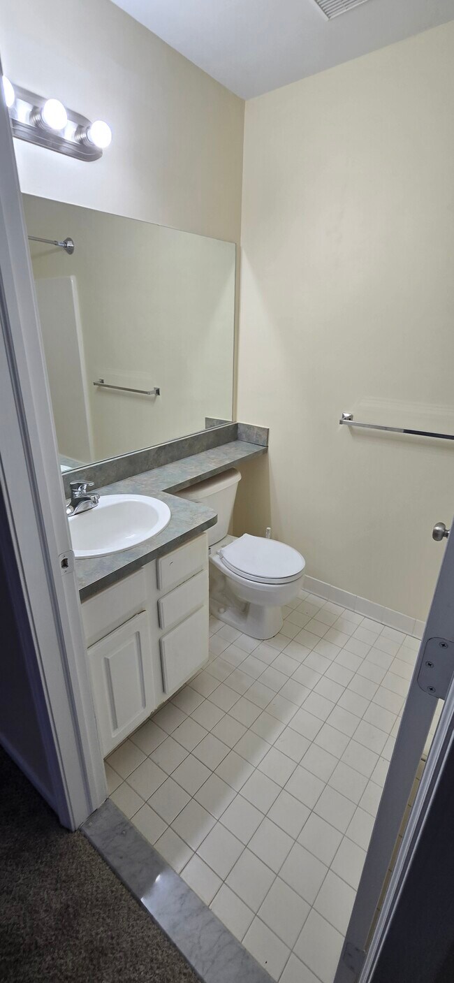 Foto del edificio - 1240 University Dr