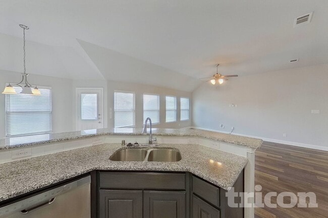 Building Photo - 536 Longhorn Ln