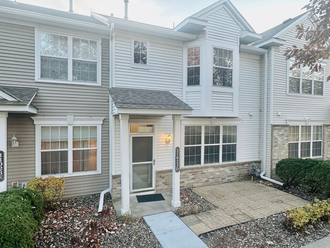 Primary Photo - Fantastic two-story townhome w/ pool in de...