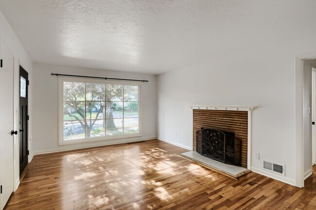 Foto del edificio - South Tabor — 2BR/1BA Home with Attached Garage