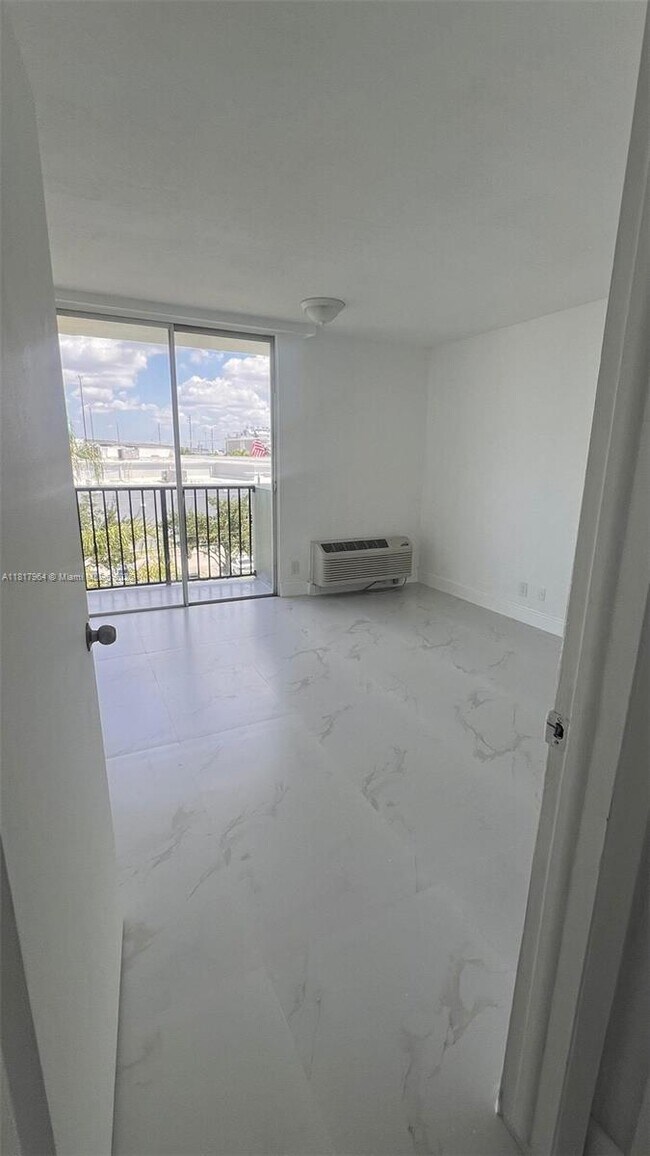 Foto del edificio - 16450 NW 2nd Ave