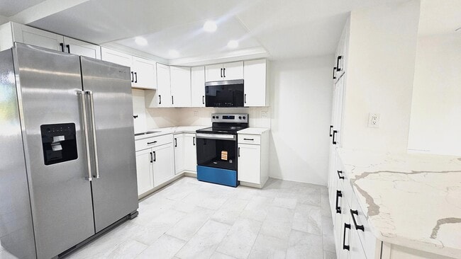 Building Photo - 3633 Rock Royal Dr