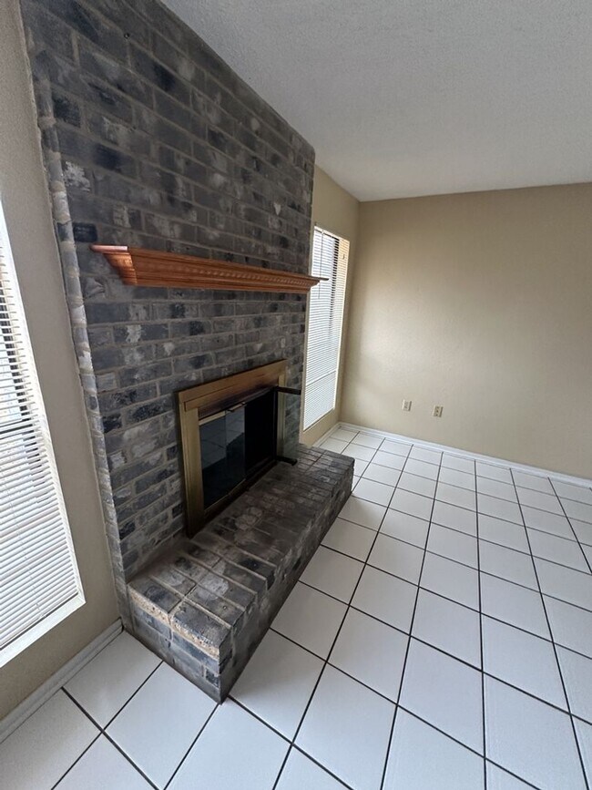 Foto del edificio - AVAILABLE NOW!!!