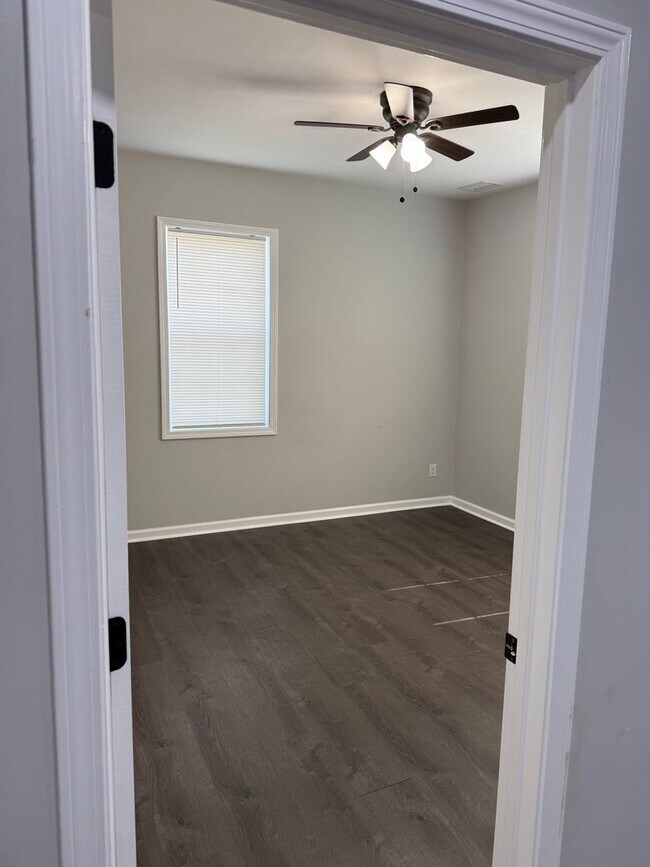 Foto del edificio - 1 Bed/1 Bath Apartment (Upstairs)