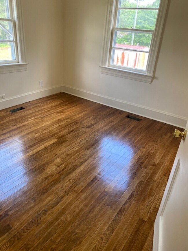 Foto del edificio - 3 Bedroom Brick Home With Hardwood Floors