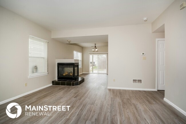 Building Photo - 2016 Village Glen Dr