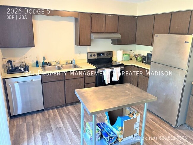 Building Photo - Large duplex in great central Madison area