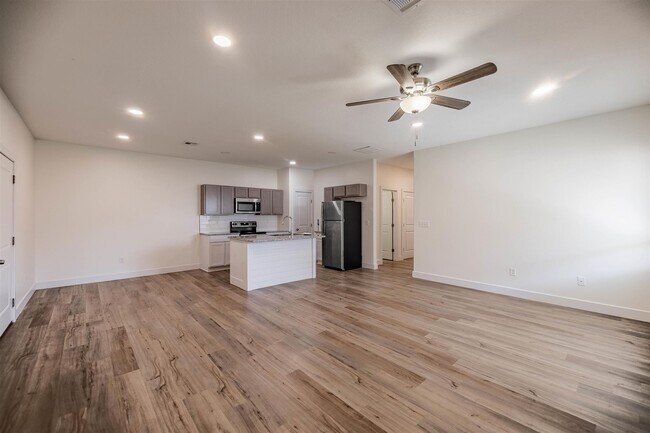 Foto del edificio - 5746 Bristol St