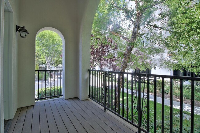 Building Photo - Stunning Townhome in Downtown San Jose – B...