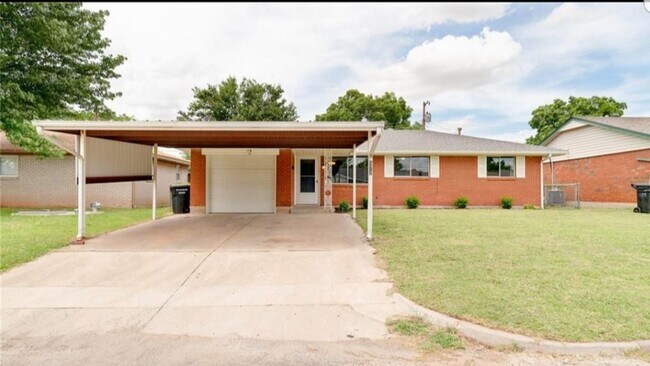 Foto del edificio - Completely Remodeled 3 bedroom with 2 huge...