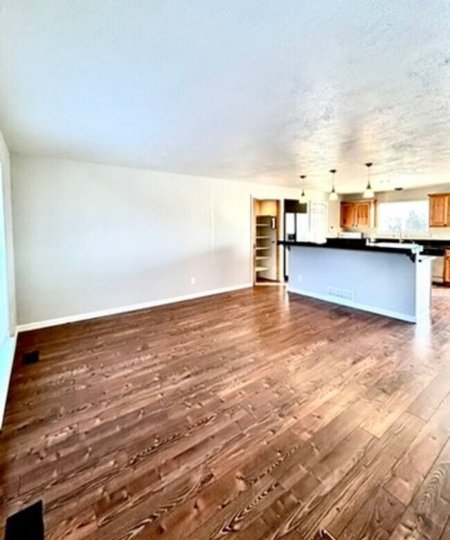 Foto del edificio - BEAUTIFUL UPDATED 3 BR/2 BA HOME IN AURORA...