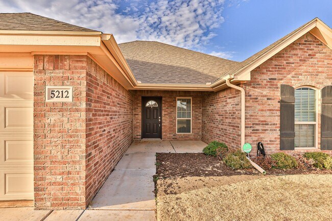Building Photo - Half Off First Full Month's Rent/Gorgeous ...
