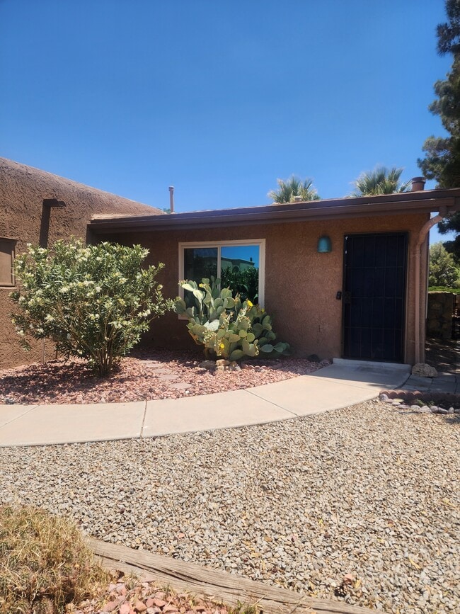 Building Photo - 1017 Galvan Dr