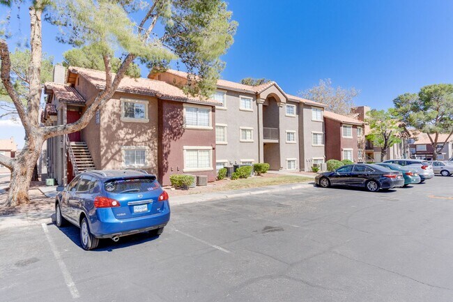Foto del edificio - UPSTAIRS 2 BEDROOM CONDO! GATED COMMUNITY!...