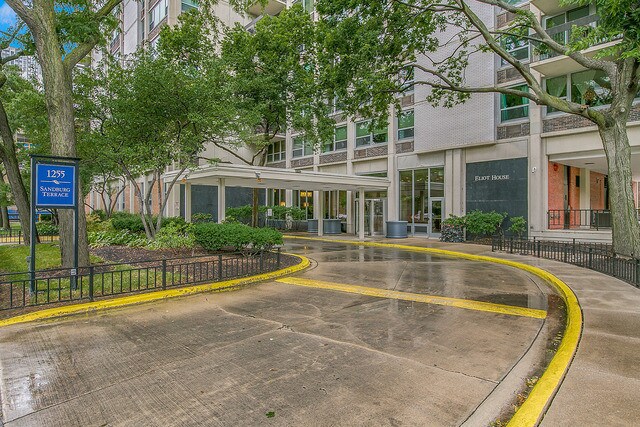 Foto del edificio - 1255 N Sandburg Terrace