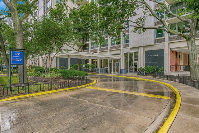 Building Photo - 1255 N Sandburg Terrace
