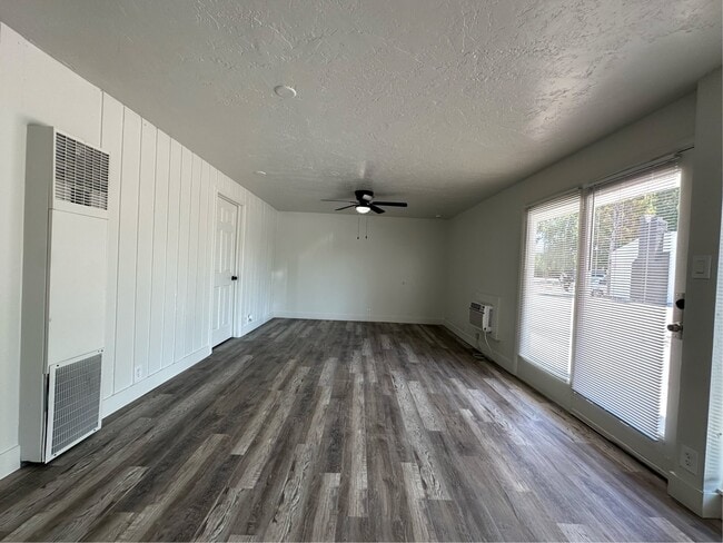 Building Photo - 951 N Redwood Rd