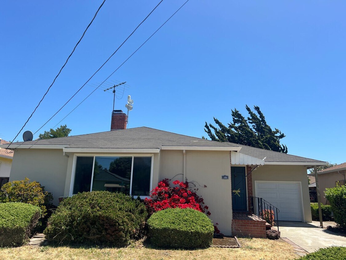 Primary Photo - Single Family Home: Spacious 3 bedrooms an...