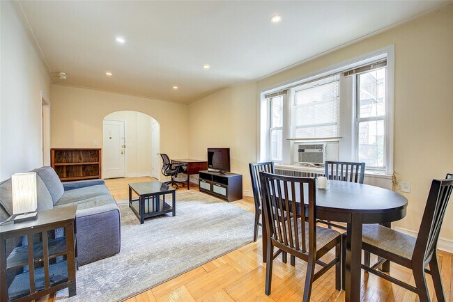Foto del edificio - 108-25 72nd Ave