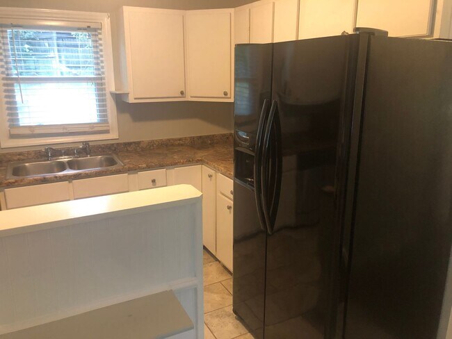 Building Photo - Pet-friendly, inviting home with open floo...