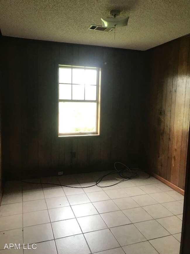 Building Photo - 3 br, 1.5 bath House - 112 Stonegate Dr