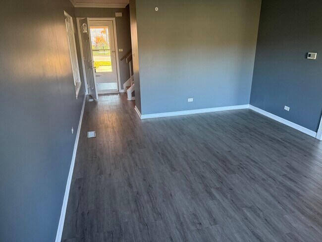 Foto del edificio - 1319 Kingsbury Dr