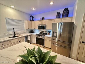 Building Photo - 10195 Queensbury Ave