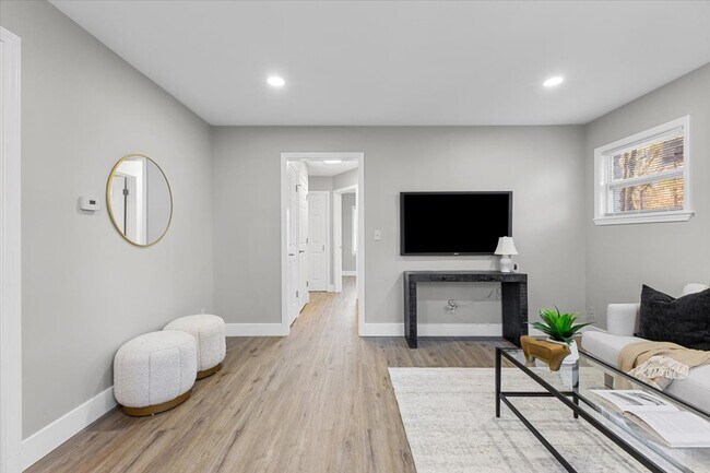 Foto del edificio - 16221 Santa Rosa Dr