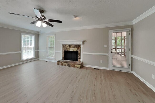 Foto del edificio - 385 Deerwood Dr