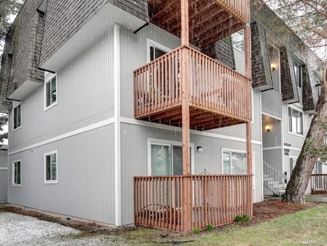 Each with private decks - 2001 11th st